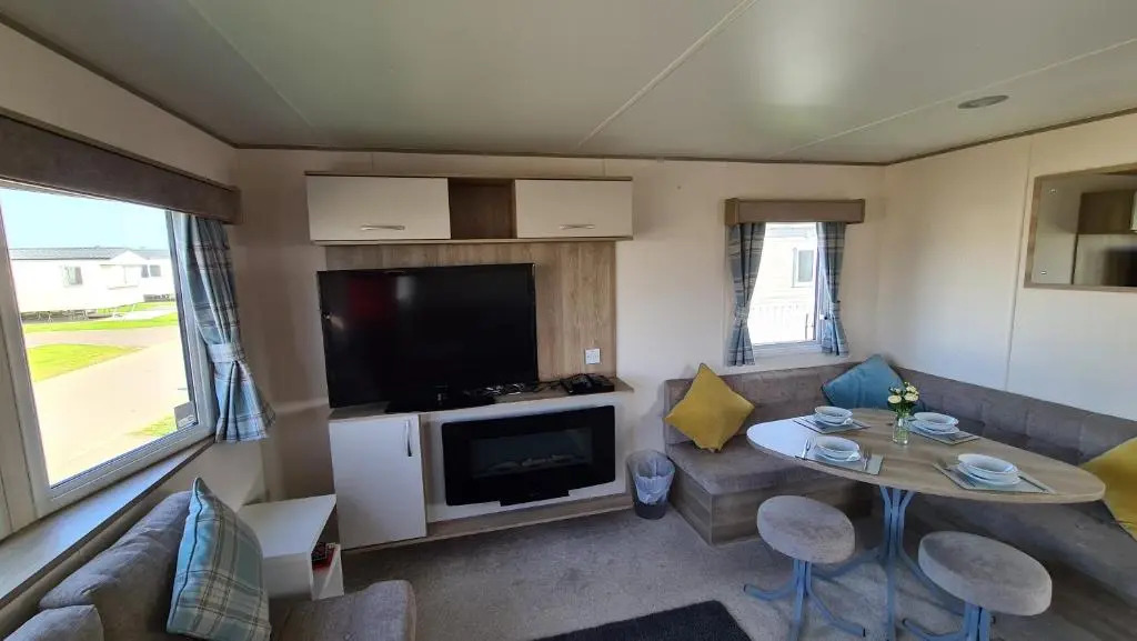 Luxury 8 berth Caravan with Hot Tub & Starlink at Tattershall Lakes