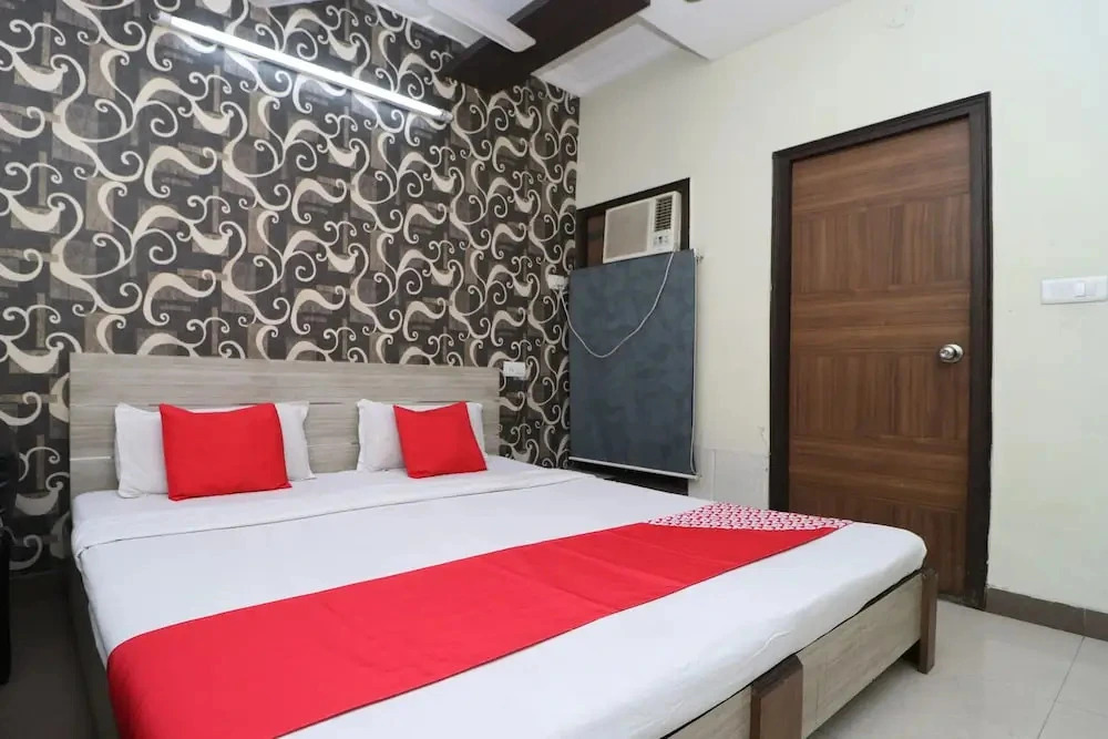 R K Guest House By OYO Rooms