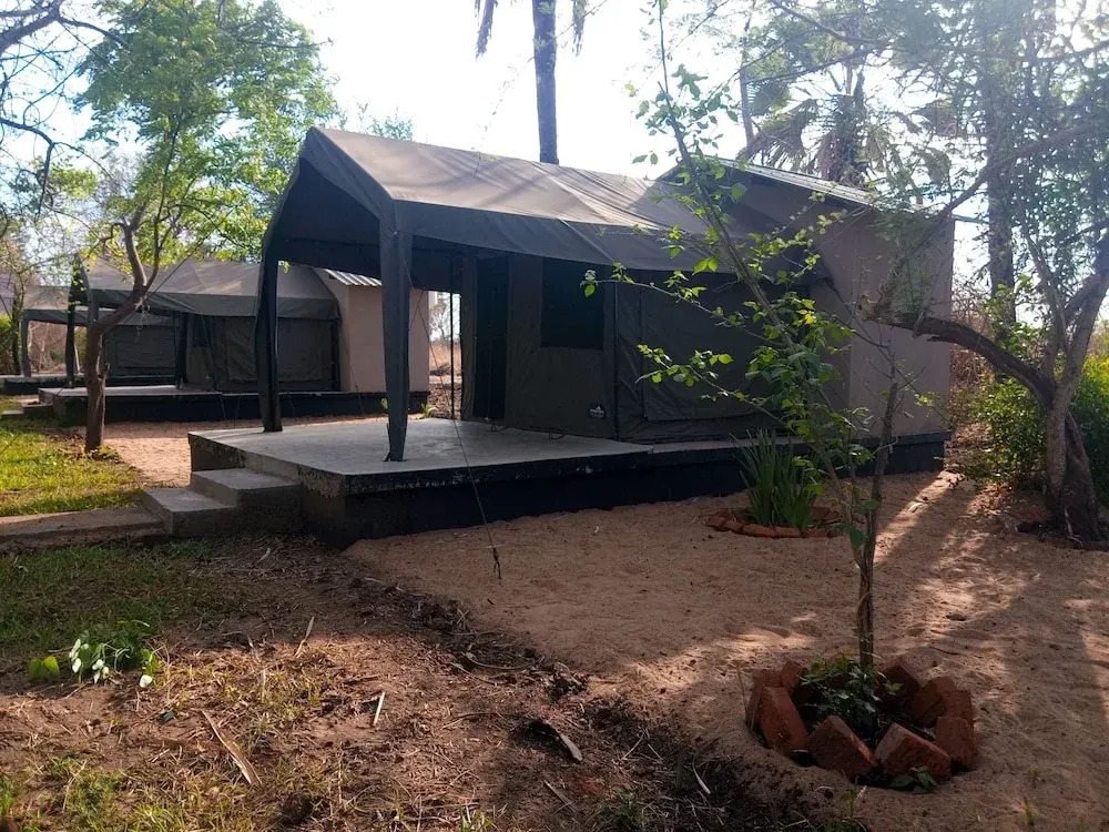 Royal South Luangwa Safaris Lodge