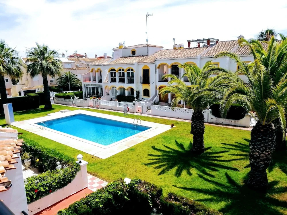 House with 2 Bedrooms in Torrevieja, with Shared Pool, Enclosed Garden And Wifi - 500 M From the Beach