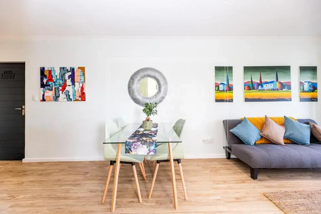 Warm Contemporary 2-bedroom apartment- Blouberg, Cape Town