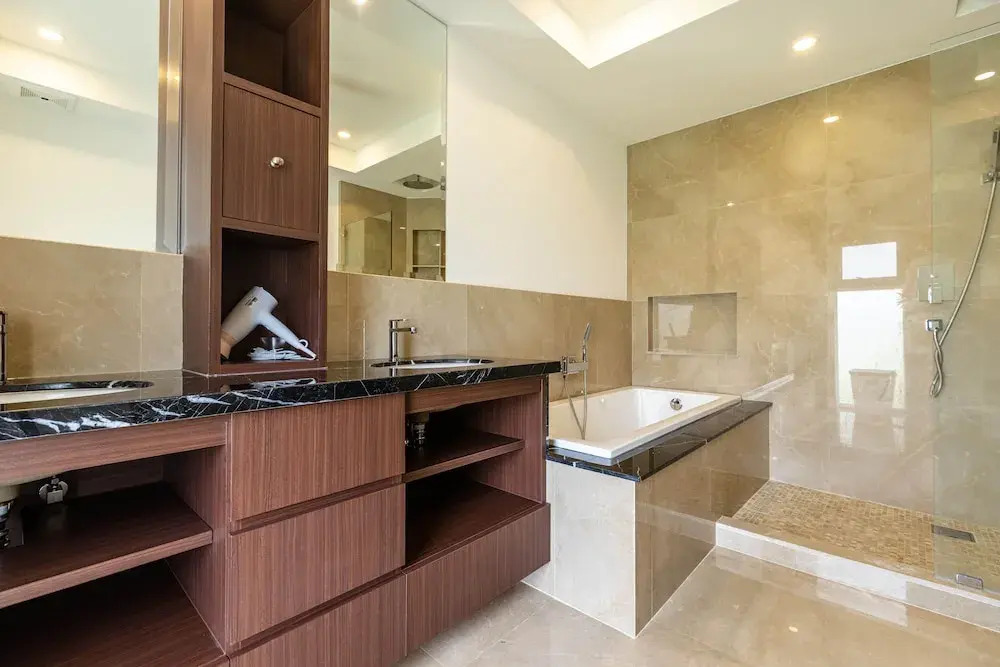 Modern 4 BR Pool & Tropical Garden MS-30