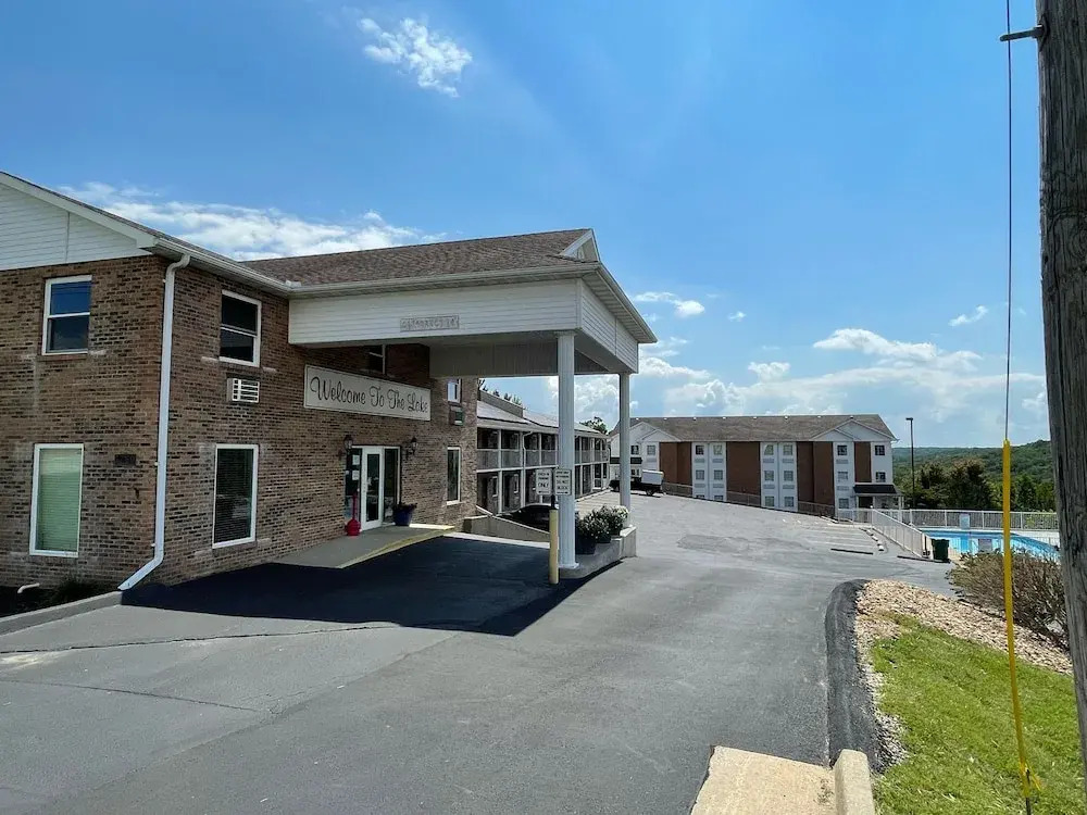 Schmidts Creek Hotel