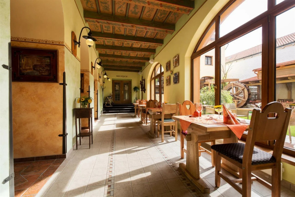 Hotel Selsky Dvur - Bohemian Village Courtyard