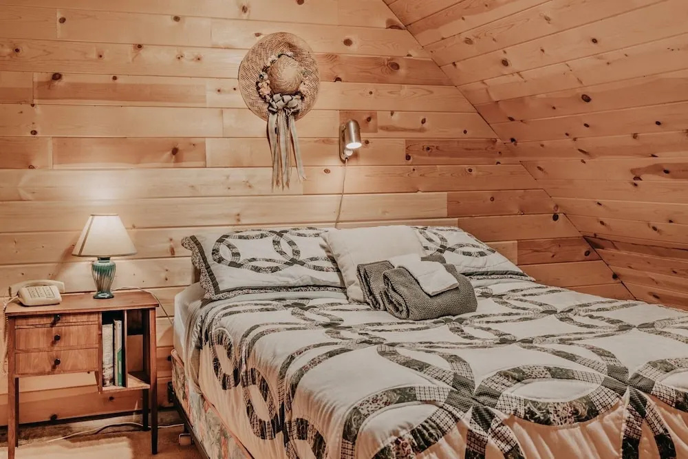 11sl - Wi-fi - No Pets Log Cabin - Sleeps 7 2 Bedroom Cabin by Redawning