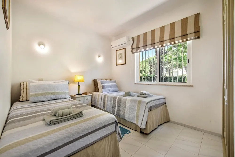 4 Bedrooms Private Pool Close To All Amenities