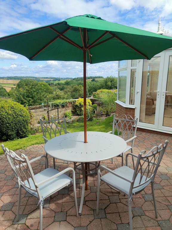 Split Level Bungalow - Sleeps4 - Close to Walks