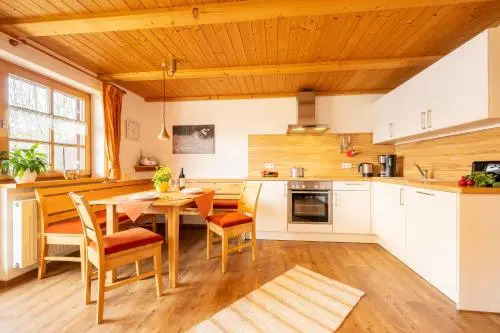 Biohof Burger, 3 sonnige Fewo, alle mit Balkon, Spielzimmer, Grillhütte, 7 km vor Oberstdorf