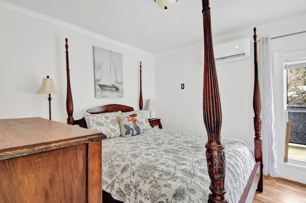 Walk to Downtown Near Beaches Cozy Historic Retreat