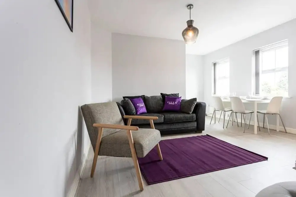 Lovely One-bedroom Serviced Apartment in Eccles