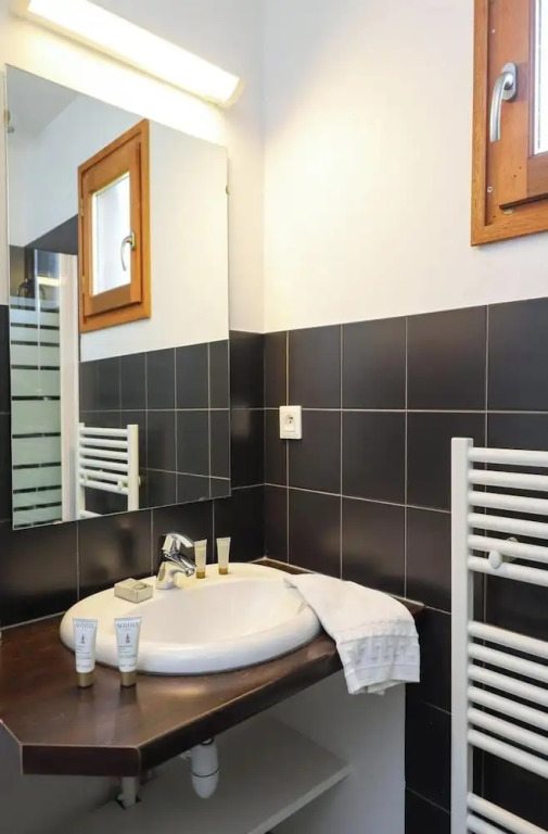 6-person Accessible Wooden Chalet