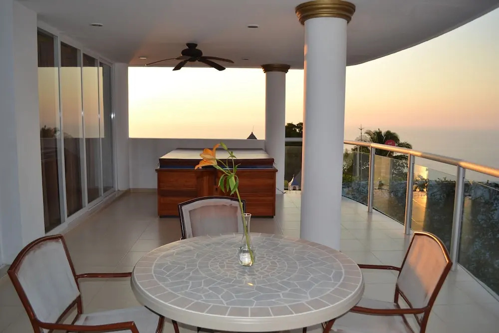 Spectacular Penthouse Oceanview 1bdr | Outdoor Pool, Prme Location 1 Bedroom Apts