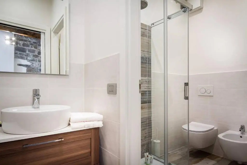 ALTIDO Elegant Apt for 4 at the Como's heart
