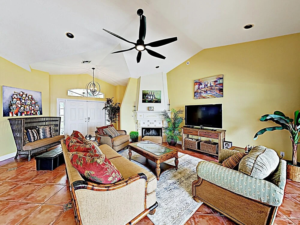 Riverfront Paradise W/ Caged Pool, Hot Tub & Dock 3 Bedroom Home