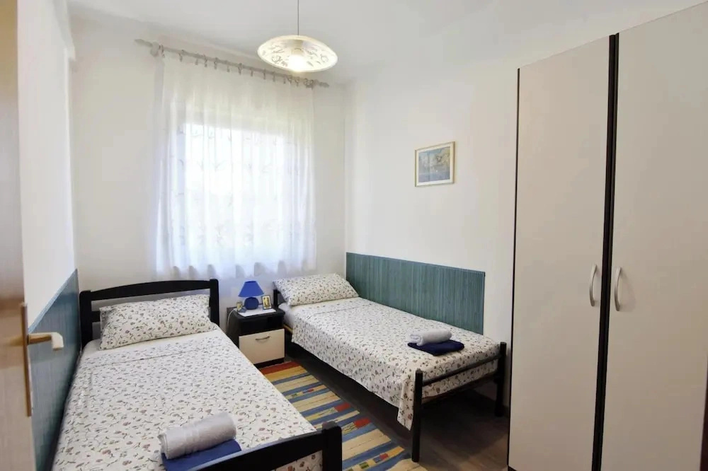 Spacious Apartment With Parking