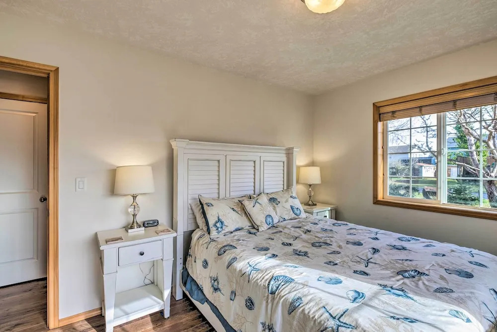 Hammond Home 2 Blocks to Marina & Columbia River!