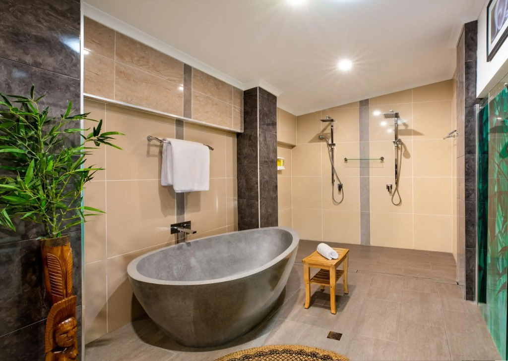 Luxury Penthouse 5 BDR 3 Bath Twin Rain Showers 365 sq mtrs