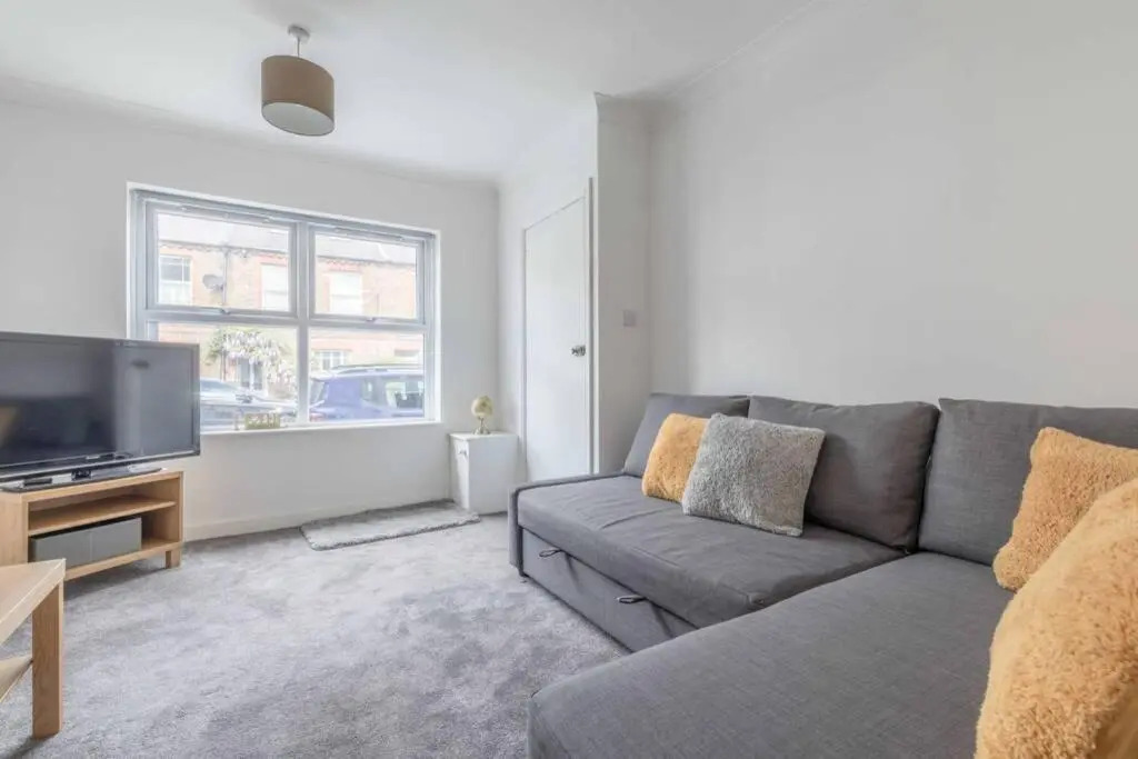 Stylish Apartment 5 Min Walk To Castle & Parking!