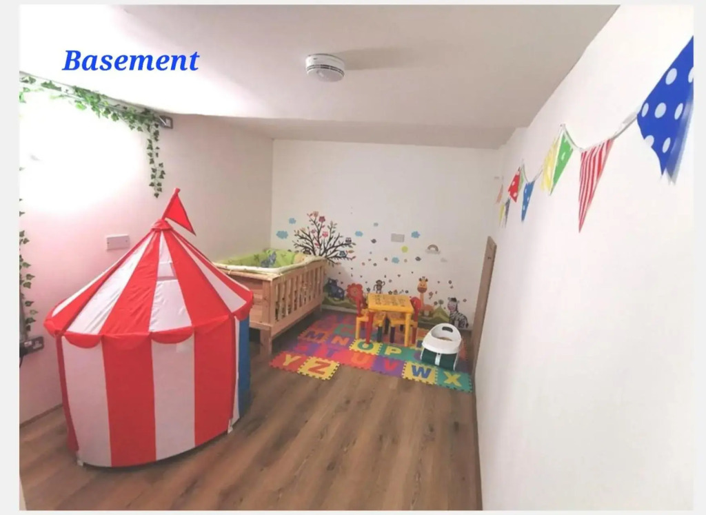 4 sleeps and travel cot- close to beach and restaurants