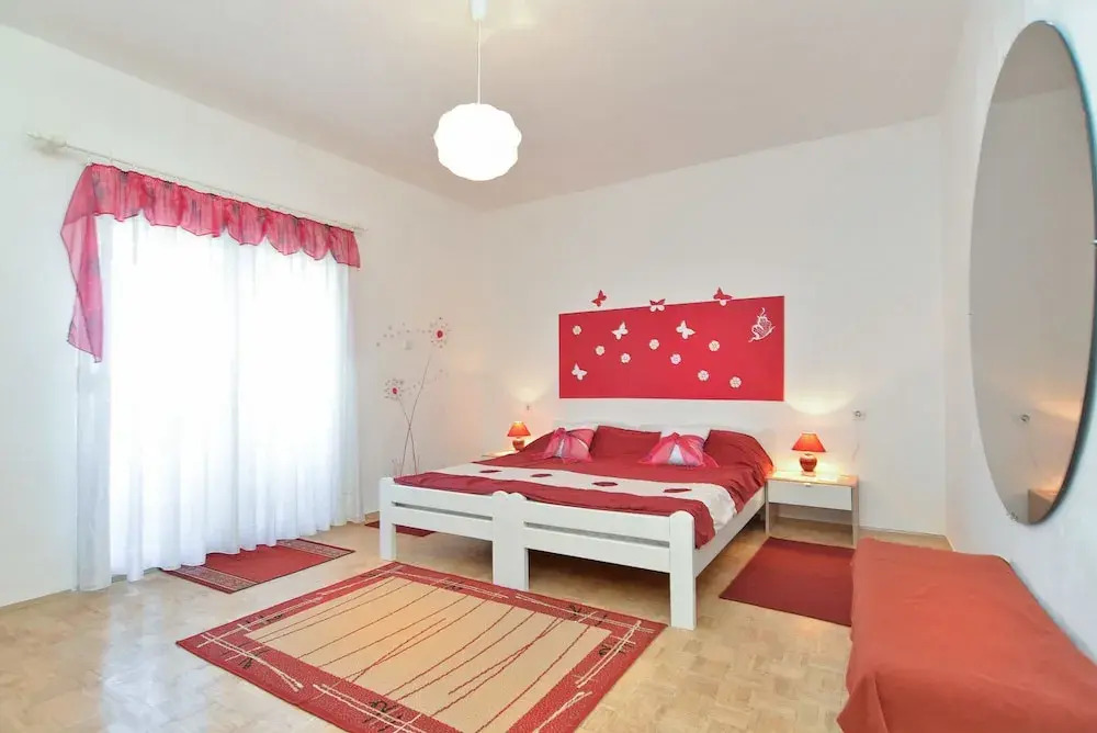 Apartment 725