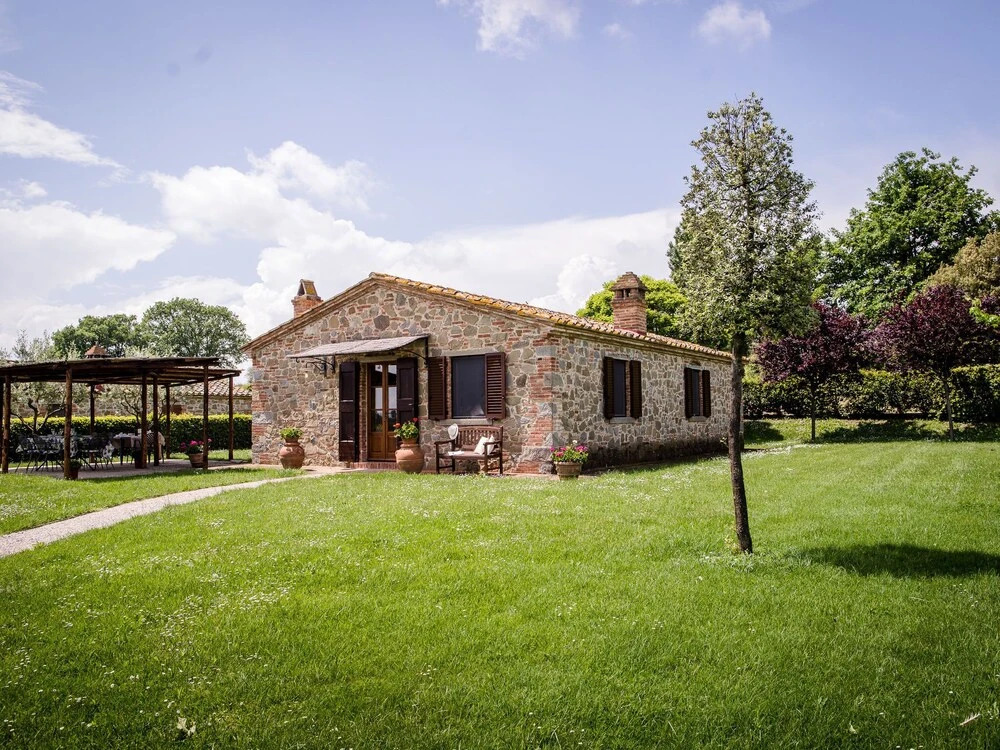 Spacious Villa at Lombriciano with Swimming Pool