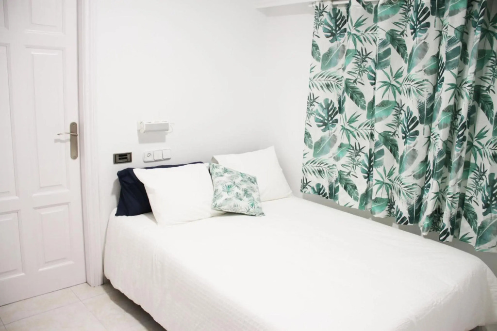 Hugo Beach Hotel & Apartments