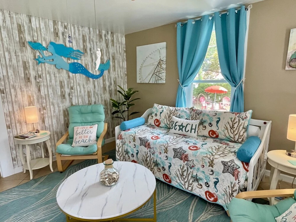 King Bed, Fenced Yard, Free Parking, Dog Friendly and Wifi - 1 BR Cottage by Redawning