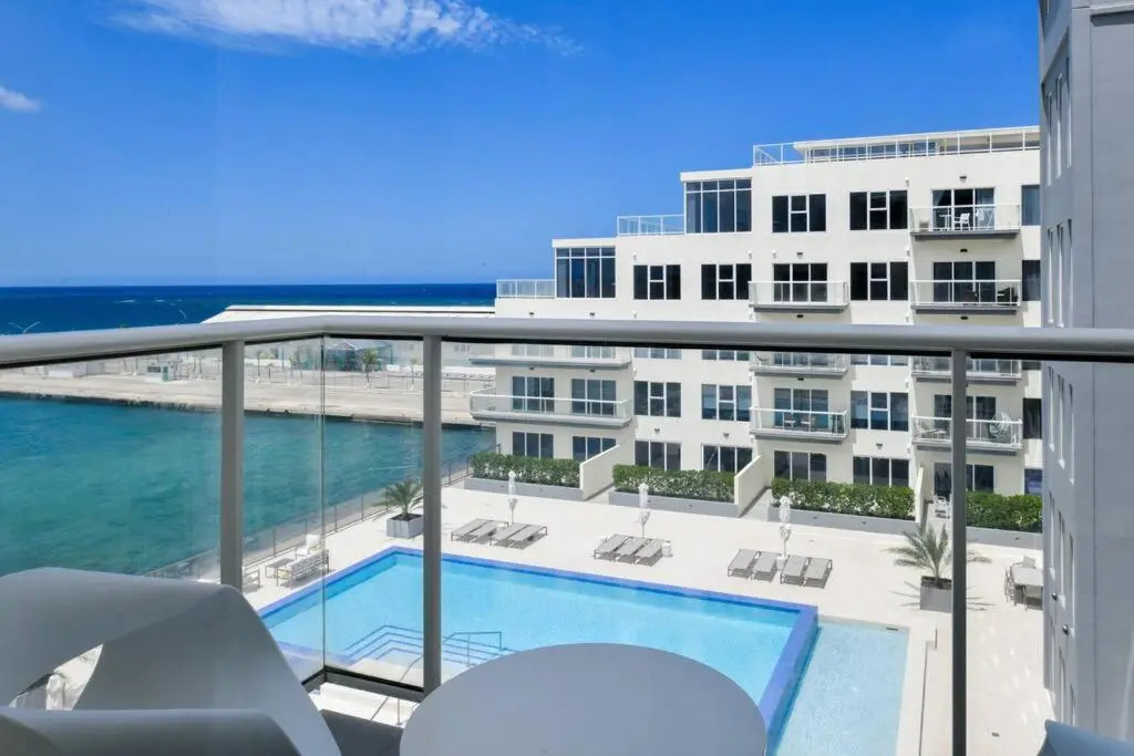 *NEW* 2Bd 2Bath APT with Ocean View, Pool, Gym