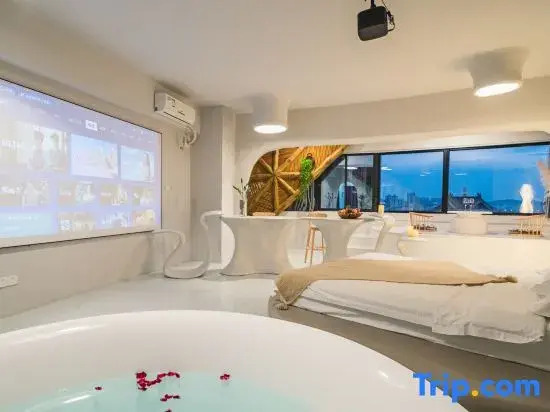 Spring River View Design Guesthouse (Chaoyang Square Subway Station Sanjie Liangxiang)