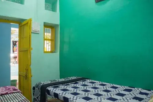 12 Monks Backpackers Community
