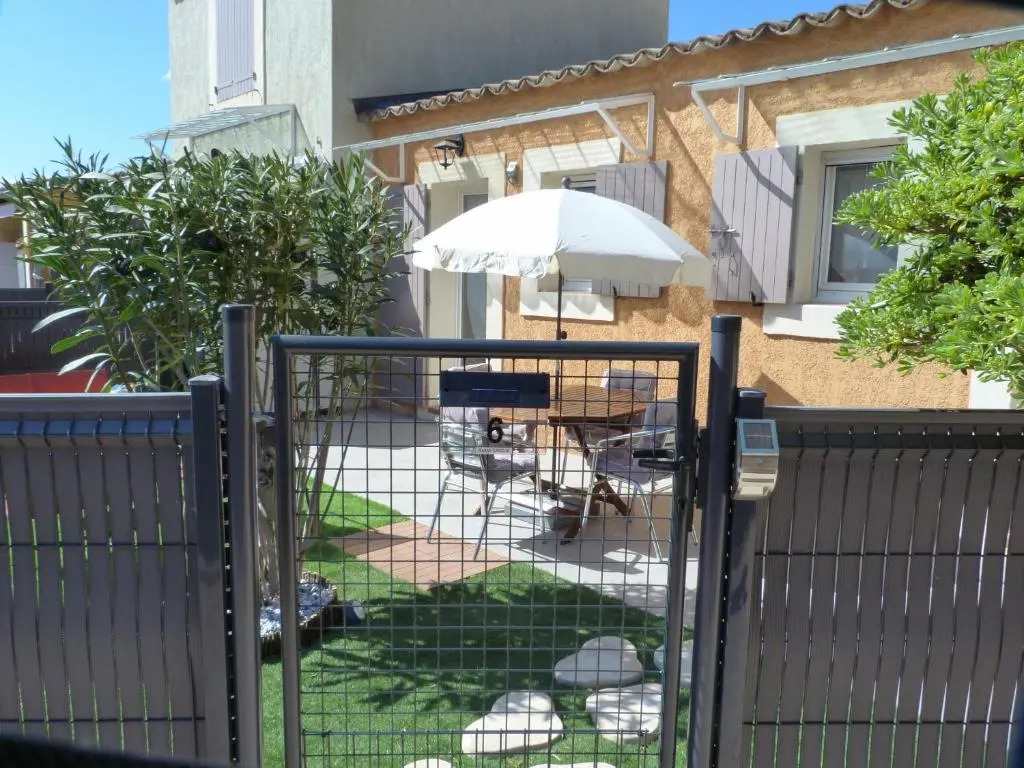 appart cosy avec son exterieur chaleureux,piscine et parking prive