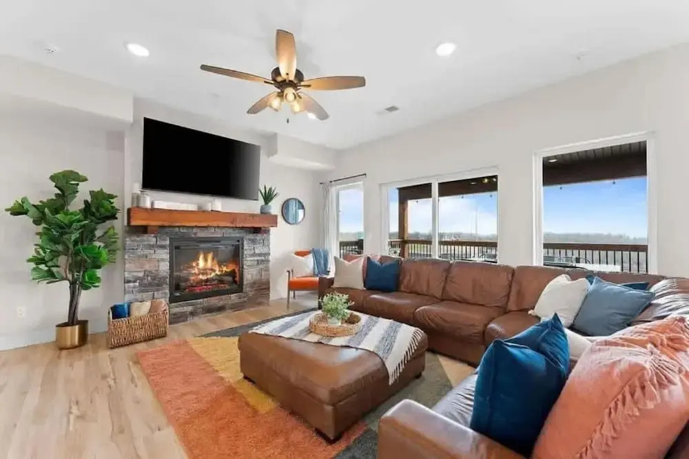 Modern Getaway w Hot Tub Arcade Stunning Views