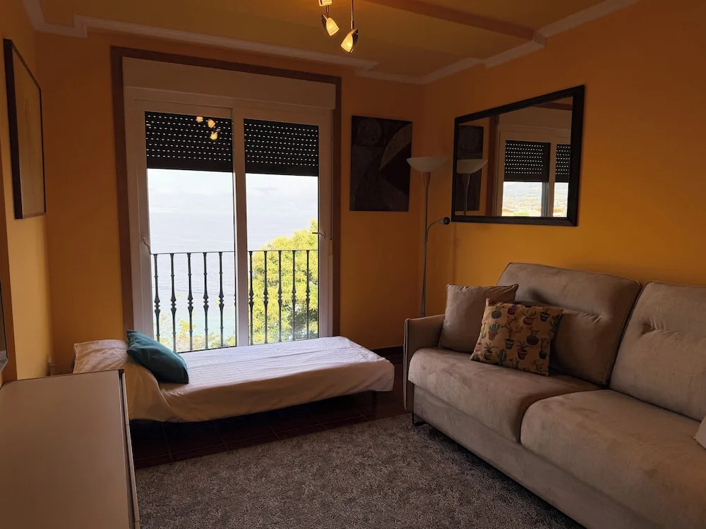 2 Bed Apt Sleeps 4 - Two TVs - Free Parking