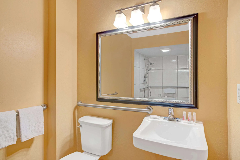 Days Inn & Suites by Wyndham Tampa Fairground-Casino-Ybor