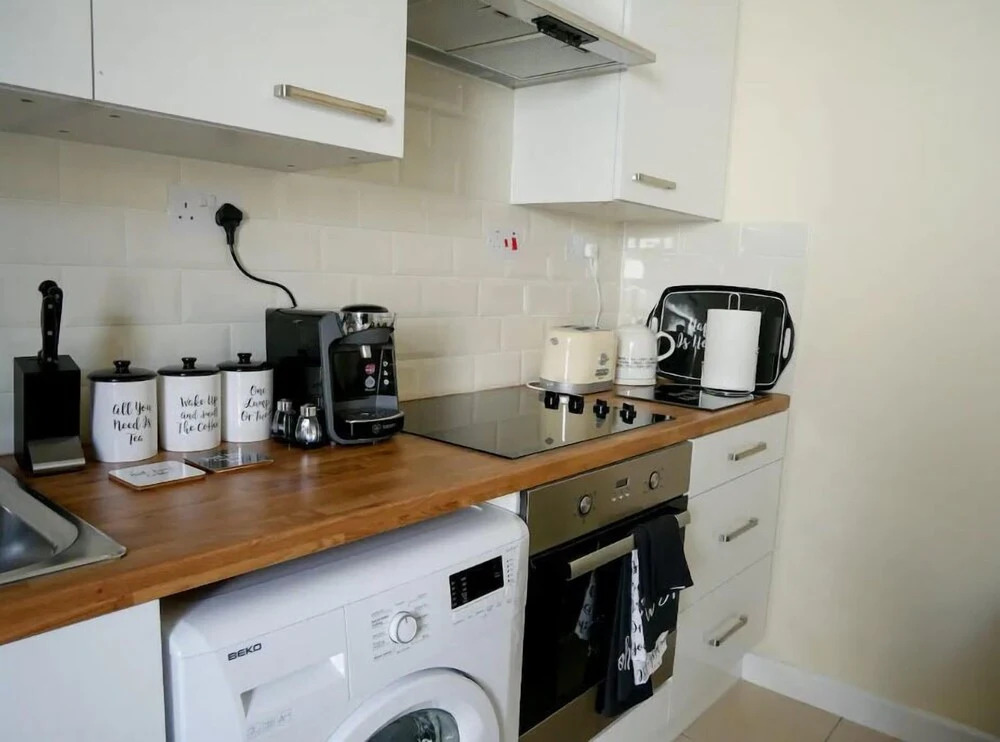 Newly Refurbished Modern Apt 10