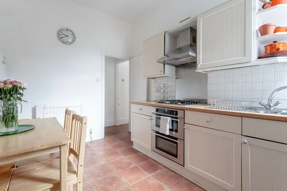 Spacious 4 Bedroom House Close to Tooting Station