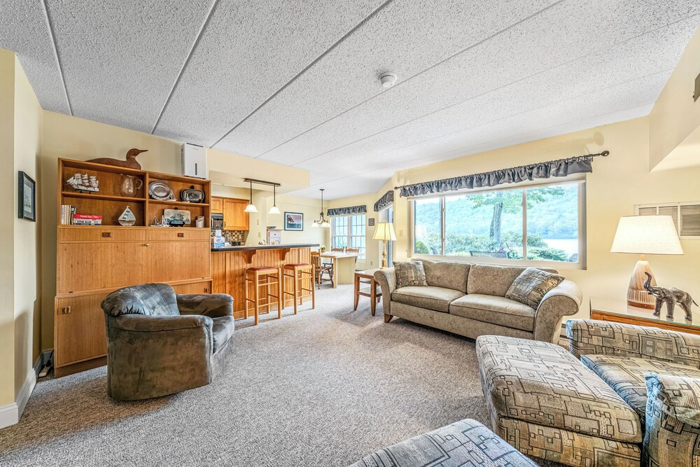 'cobbies Cove' Lakefront Gem: Epic Views & Pool!