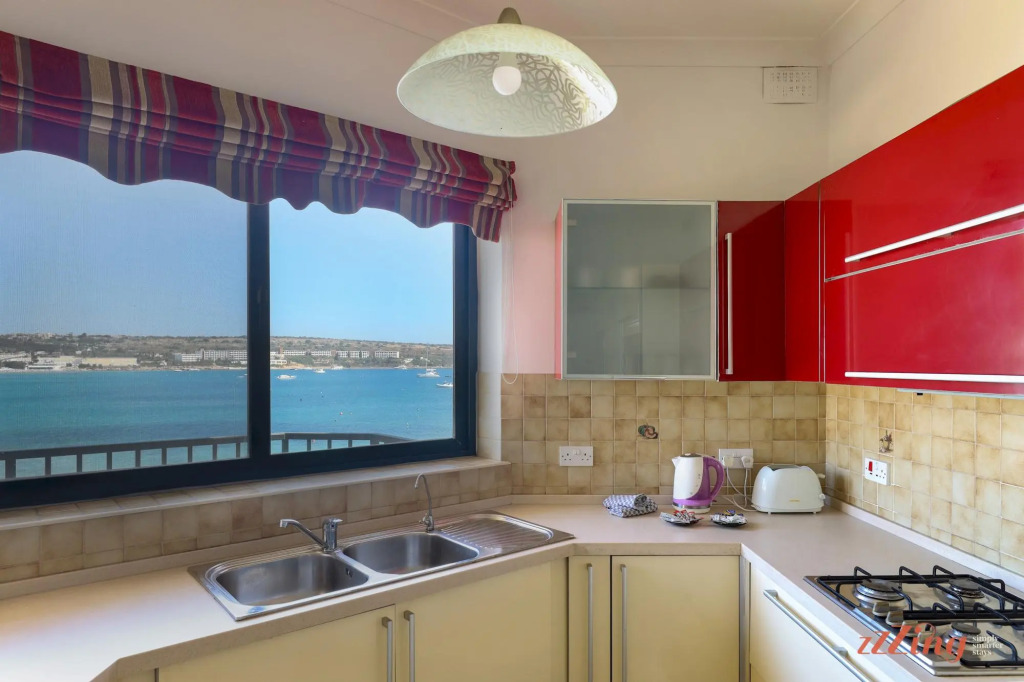Seafront 2 Bedroom Apartment Overlooking Bay