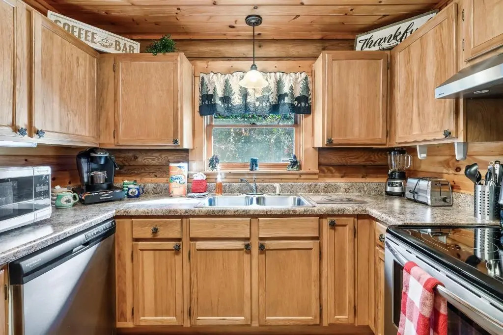 5 min to Dollywood, great location, excellent parking, hot tub, pool table