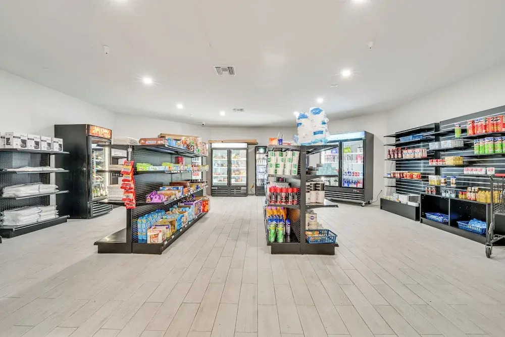 3 Mi to Disney World: Modern Studio