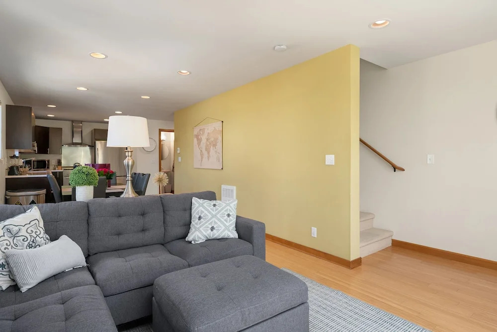 Seattle Vacation Home-18th Ave Townhome