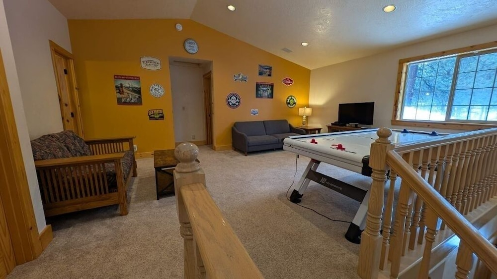 3 Mt Baker Peaceful Lodge Style Home with Private Hot Tub and BBQ on the Patio by RedAwning