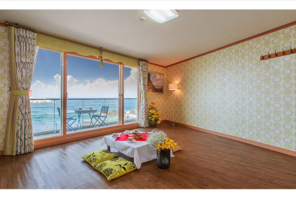 Yangyang Seaglow Rainbow Pension