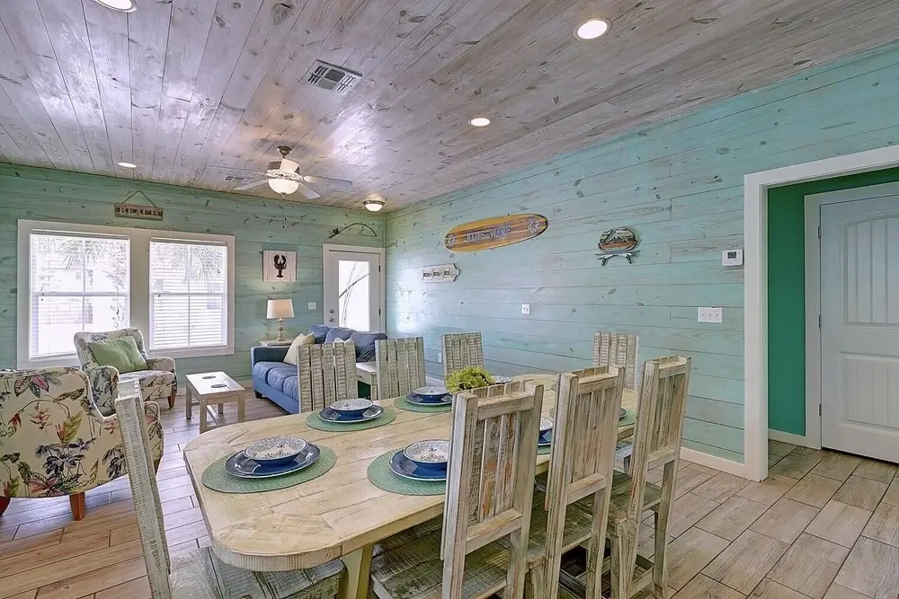 Tropical Blue Wave Home Short Drive to Beach by Redawning