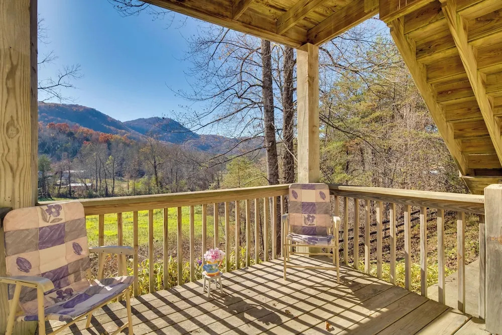 Peaceful Lake Lure Cabin w/ Fireplace!