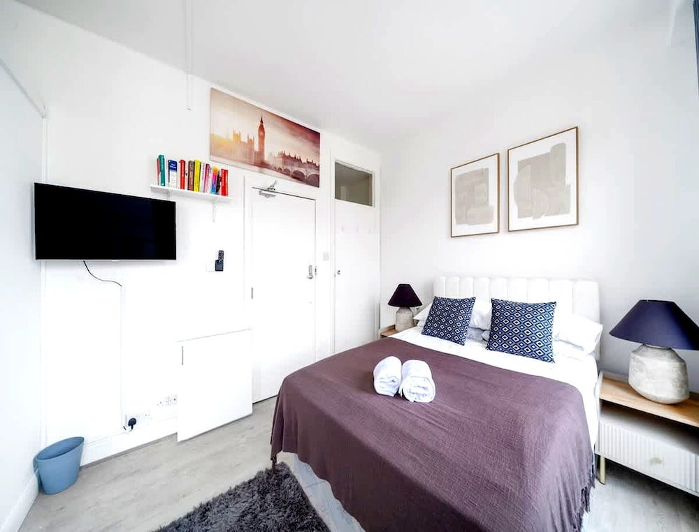 West Kensington Modern Couple Retreat
