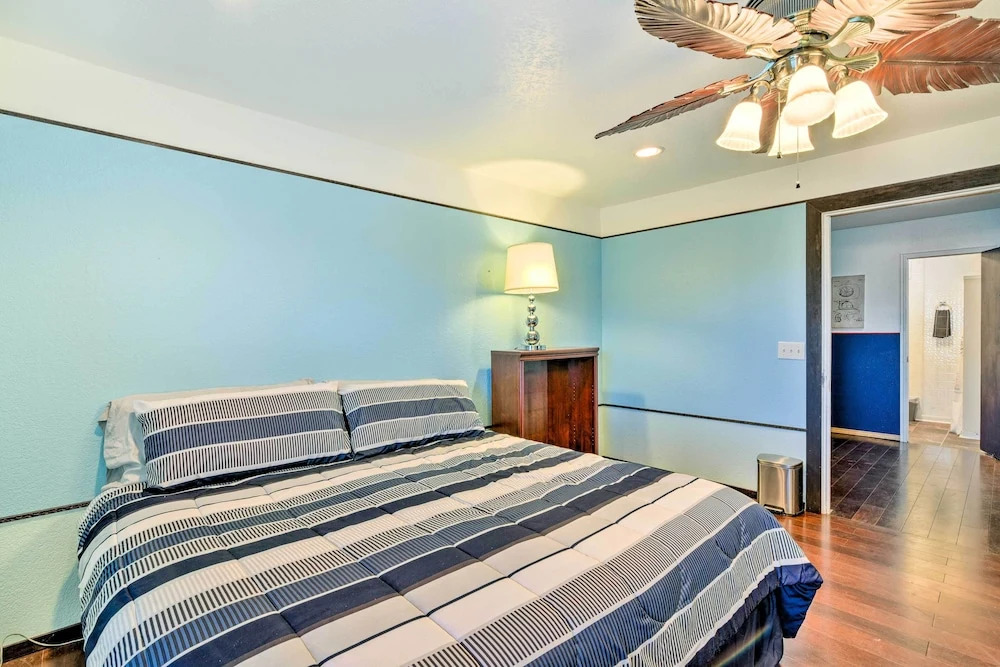 Relaxing Surfside Bunkhouse - Walk to the Beach!