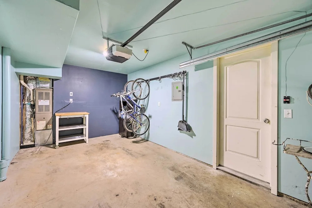 Pet-friendly Seattle Townhome < 1 Mile to Lake!