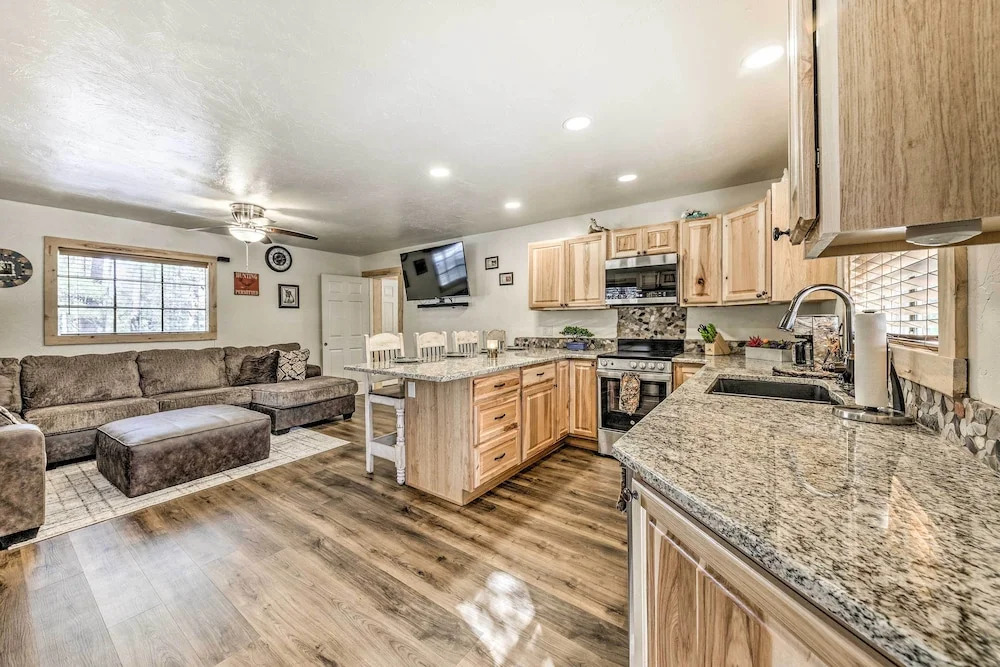 Ruidoso Vacation Rental w/ Covered Hot Tub