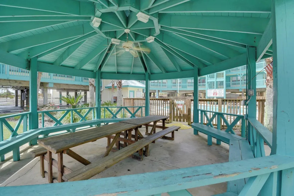 Vibrant Gulf Shores Getaway w/ Pool & Beach Access